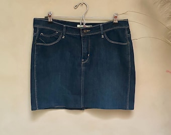 Vintage Levi’s denim mini skirt, size 14 perfectly slimming range, dark blue wash, 5 pocket Jean mini, lean silhouette skirt