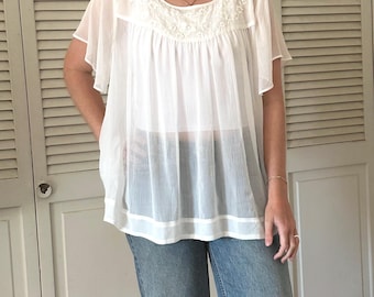 Blusa vintage con bordado floral - Torrid Talla 2X - Top babydoll blanco transparente