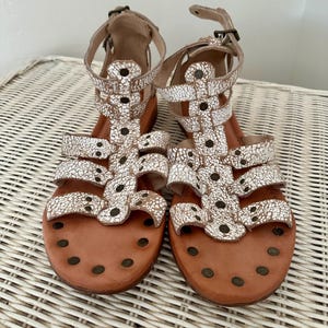 Vintage Frye and Co white gladiator sandals, flat strappy size 9.5, summer cracked leather flats, chunky studded designer ankle strap