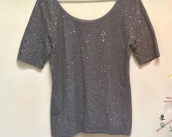 Camiseta vintage gris con lentejuelas, marca Banana Republic, talla L, top casual elegante con brillo, camisa de manga corta con brillo y glamour, ropa de fiesta.
