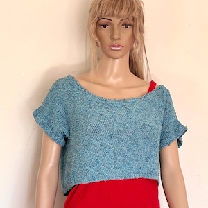 Medium vintage handgebreide wintertaling cropped damestrui, grof bouclé gebreide korte mouwen, korte turquoise top met ribbelsteek geweldige prijs