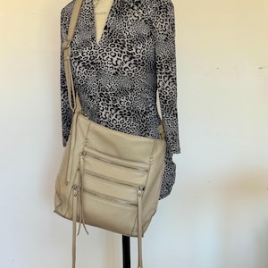 Large vintage cross body shoulder bag, Lucky Brand, warm beige gray, 100% leather, many pockets, tassel zippers, adjustable, travel casual