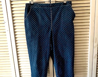 Calça jeans capri vintage de bolinhas, tamanho G, modelagem ampla, com botões, cós elástico na parte de trás, estilo casual clássico da Croft and Barrel.