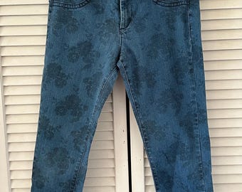 Vaqueros azules ajustados y elásticos vintage con estampado floral, talla 10, largo hasta el tobillo, estilo bohemio hippie con rosas.