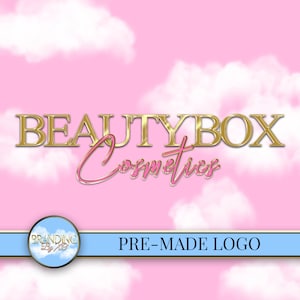 Puede incluir: Un diseño de logotipo preelaborado para una marca de cosméticos llamada "BEAUTYBOX Cosmetics". El logotipo presenta letras doradas con un contorno rosa sobre un fondo rosa con nubes blancas.