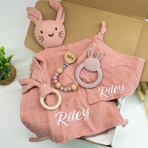 パーソナライズされたバニーラブリーセット - 名前の刺繍、おしゃぶりクリップ、おもちゃ付きのカスタムベビーギフト - 新生児ギフトセット