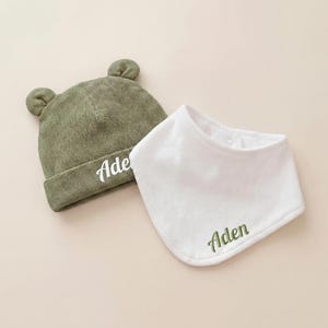 Set de regalo orgánico personalizado para bebé, babero y gorro bordados con caja