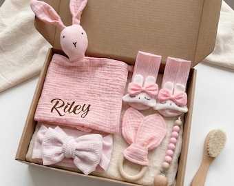 Coffret cadeau doudou lapin personnalisé – Mousseline brodée, attache-tétine et jouet