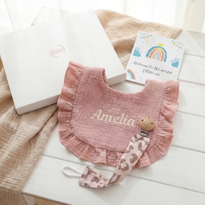 Personligt muslin-presentset för babyn, broderad haklapp och nappklämma