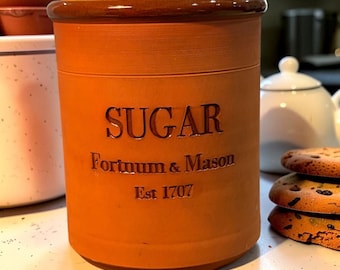 Azucarero de terracota con tapa de corcho de Fortnum & Mason Suffolk Potteries, Inglaterra