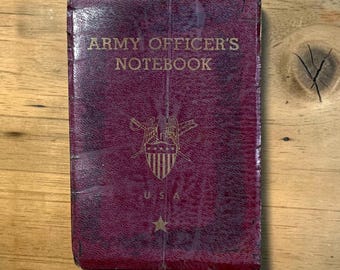 Cuaderno de notas de un oficial del ejército de 1943. Manual de campo del ejército estadounidense de la Segunda Guerra Mundial con transportador de ángulos y notas.