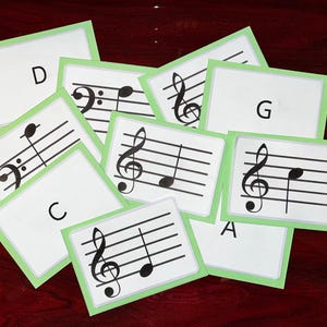 以下が含まれることがあります： クリーム、ライトグレー、ダークグレーの3色の、まだら模様のマット仕上げのセラミックマグのセット。各マグはシンプルでミニマルなデザインで、丸みを帯びたハンドルが付いています。コーヒーや紅茶に最適です。