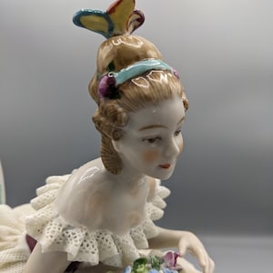 Figura de porcelana vintage de la Dama de Dresde con flores de Unterweissbach (Dresde)