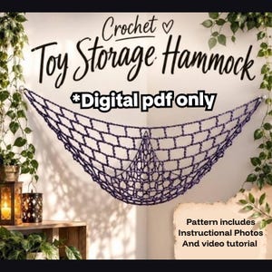 Puede incluir: Una hamaca de ganchillo de color morado oscuro para guardar juguetes, suspendida en una esquina. El texto dice Crochet Toy Storage Hammock, *Digital pdf only, y Pattern includes Instructional Photos And video tutorial. El diseño tiene un patrón de rejilla.