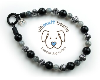 Puede incluir: Collar de perro de cuentas negras y grises con detalles plateados. El collar tiene un cierre y un dije con una silueta de perro. El collar está hecho por ultimutt bestie beaded dog collars.