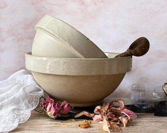 Molly Stone1950~ 「Tornado bowl 1994年製」 Lot - MOLLY STONE (American b. 1950) A GLASS BOWL, 