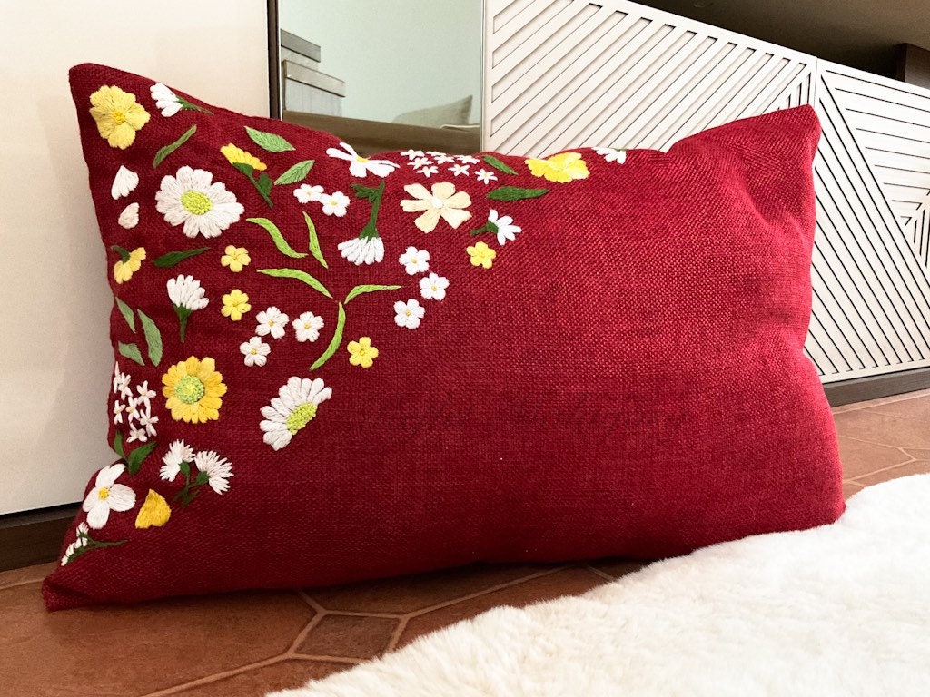 Housse de Coussin Brodée à La Main avec Des Motifs Sujet Malagache