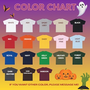 Może przedstawiać: Karta kolor&oacute;w z koszulkami w r&oacute;żnych kolorach, w tym białym, czarnym, czerwonym, pomarańczowym i zielonym. Tekst "COLOR CHART" znajduje się na g&oacute;rze, a na dole znajduje się fraza "IF YOU WANT OTHER COLOR, PLEASE MESSAGE ME!". Obecna jest r&oacute;wnież grafika o tematyce Halloween.