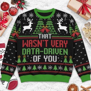 Könnte beinhalten: Schwarzer Weihnachtspullover mit grünen und roten Akzenten. Der Pullover zeigt weiße Rentiere, Weihnachtsbäume, Schneeflocken und den Text "THAT WASN'T VERY DATA-DRIVEN OF YOU."