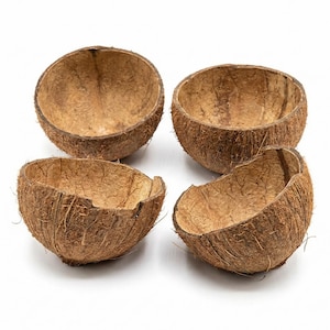 Może przedstawiać: Biały ceramiczny kubek z czarnym uchwytem i napisem "But First, Coffee" pogrubioną, czarną czcionką. Kubek jest umieszczony na rozmytym tle, podkreślając jego prosty design.