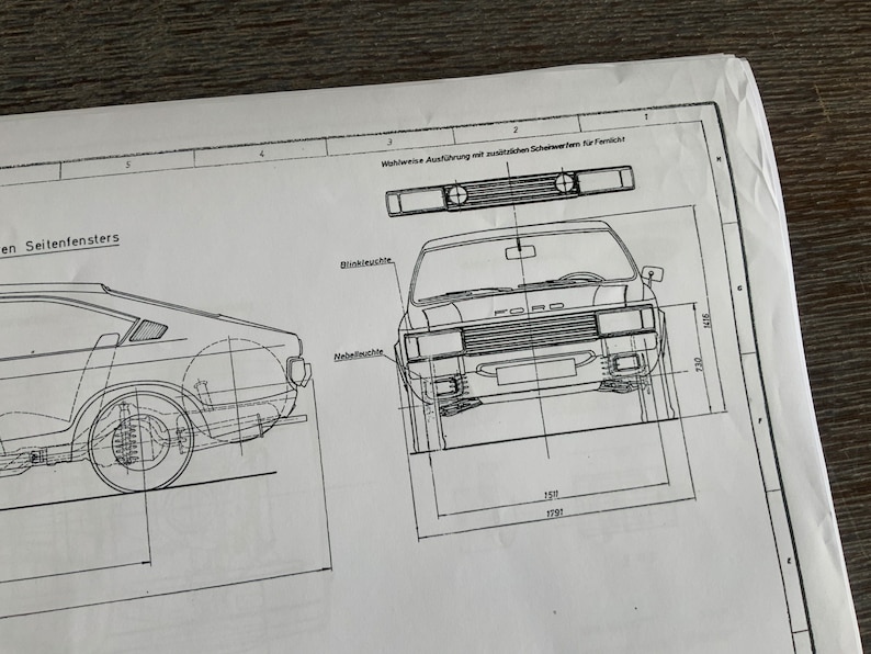 Puede incluir: Un dibujo en blanco y negro de una l&iacute;nea de un coche con la palabra "FORD" en la parrilla delantera. El dibujo est&aacute; en una hoja de papel blanca con medidas en cent&iacute;metros.