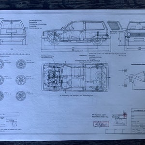 Puede incluir: Un dibujo técnico en blanco y negro de un Volkswagen Golf, que muestra las dimensiones del coche, los tamaños de las ruedas y el sistema de frenos. El dibujo incluye texto en alemán, incluyendo "VW Typ 1. LKW" y "Bremschema".