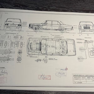 Puede incluir: Un dibujo técnico en blanco y negro de un automóvil Mercedes-Benz 200E. El dibujo muestra el automóvil desde diferentes ángulos, incluyendo las vistas frontal, lateral y superior. El dibujo también incluye detalles del motor y la suspensión del automóvil. El dibujo está etiquetado con el número de modelo del automóvil, 200E-114.062, y el nombre del fabricante, Daimler-Benz AG.