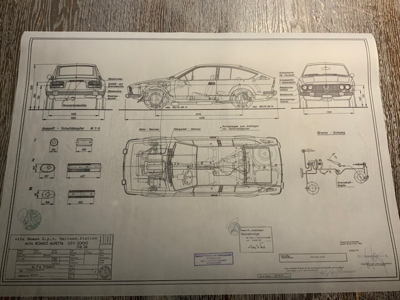 Może przedstawiać: Czarno-biały rysunek techniczny Alfa Romeo GTv 2000. Rysunek przedstawia samoch&oacute;d z przodu, z boku i z g&oacute;ry. Zawiera r&oacute;wnież schemat hamulc&oacute;w i zawieszenia samochodu.
