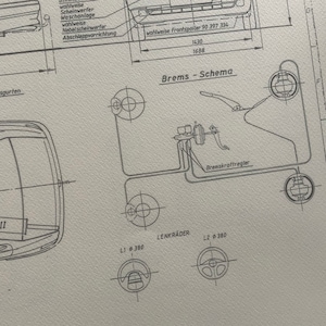 Puede incluir: Un dibujo t&eacute;cnico en blanco y negro del sistema de frenado de un autom&oacute;vil. El dibujo muestra el pedal de freno, las l&iacute;neas de freno y las pinzas de freno. El texto "Brems - Schema" es visible en la parte superior del dibujo.
