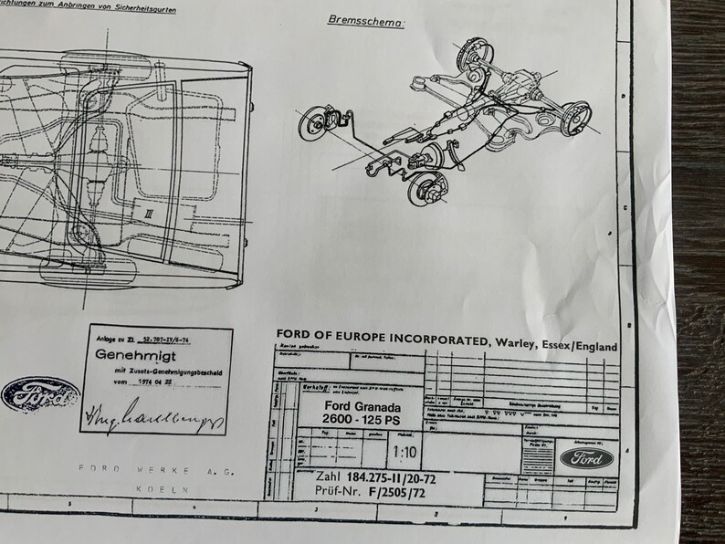 Puede incluir: Un dibujo t&eacute;cnico en blanco y negro del sistema de frenado del eje trasero de un autom&oacute;vil. El dibujo est&aacute; etiquetado como "Bremsschema" e incluye el texto "Ford Granada 2600 - 125 PS" y "Zahl 184.275-11/20-72 Pr&uuml;f-Nr. F/2505/72".