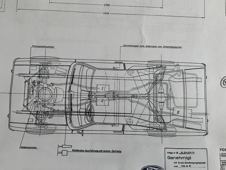 Puede incluir: Un dibujo t&eacute;cnico en blanco y negro de un chasis de autom&oacute;vil con varios componentes etiquetados en alem&aacute;n. El dibujo incluye el texto "Genehmigt", que significa "aprobado" en ingl&eacute;s.