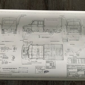 Pode incluir: Um desenho técnico em preto e branco de uma Ford Transit Pickup Doka VL. O desenho mostra o veículo de diferentes ângulos, incluindo as vistas frontal, lateral e superior. O desenho também inclui dimensões e especificações detalhadas.