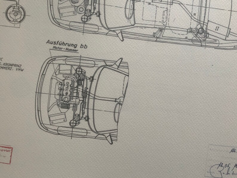 Puede incluir: Un dibujo t&eacute;cnico en blanco y negro de un motor de autom&oacute;vil. El dibujo muestra el motor desde arriba, con el bloque del motor, la culata y otros componentes visibles. El texto "Ausf&uuml;hrung bb" y "Motor-Nummer" es visible en la imagen.