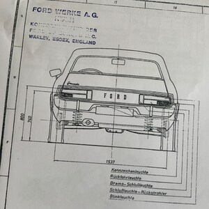 Puede incluir: Un dibujo en blanco y negro de la parte trasera de un coche Ford. El coche est&aacute; etiquetado con "FORD" y tiene una matr&iacute;cula, luces traseras y un parachoques trasero. El dibujo est&aacute; etiquetado con el texto "FORD WERKE, A. G. WARLEY, ESGEX, ENGLAND" e incluye medidas en pulgadas.