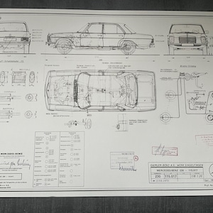 Può includere: Un progetto dettagliato di una Mercedes-Benz 230, con più viste dell'auto, comprese prospettive laterali, frontali e dall'alto. Il disegno tecnico include dimensioni e diagrammi dei componenti, con testo e annotazioni in tedesco.