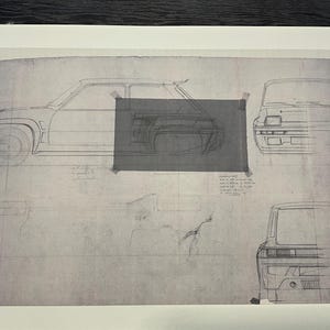 Può includere: Un disegno a linea bianca e nera di un design di auto su sfondo bianco. Il disegno mostra l'auto da diverse angolazioni, tra cui il lato, il davanti e il retro. L'auto ha una forma arrotondata e un posteriore distintivo.