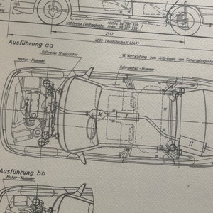 Puede incluir: Un dibujo t&eacute;cnico en blanco y negro del chasis de un autom&oacute;vil, que muestra el motor, el sistema de escape y la suspensi&oacute;n. El dibujo est&aacute; etiquetado como "Ausf&uuml;hrung aa" y "Ausf&uuml;hrung bb" con "Motor-Nummer" debajo de cada etiqueta.
