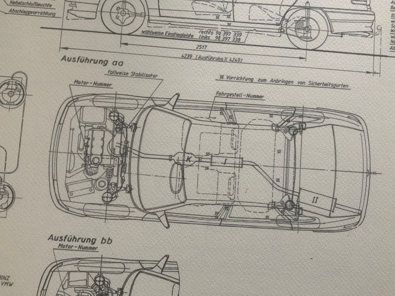 Puede incluir: Un dibujo t&eacute;cnico en blanco y negro del chasis de un autom&oacute;vil, que muestra el motor, el sistema de escape y la suspensi&oacute;n. El dibujo est&aacute; etiquetado como "Ausf&uuml;hrung aa" y "Ausf&uuml;hrung bb" con "Motor-Nummer" debajo de cada etiqueta.