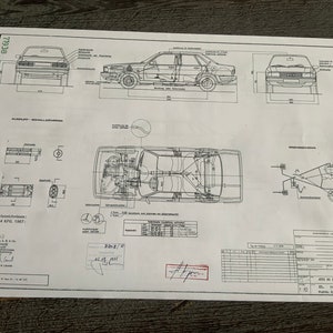 Puede incluir: Un dibujo técnico en blanco y negro de un coche Audi 80. El dibujo muestra el coche desde diferentes ángulos, incluyendo las vistas frontal, lateral y superior. El dibujo también incluye detalles del motor y la suspensión del coche.