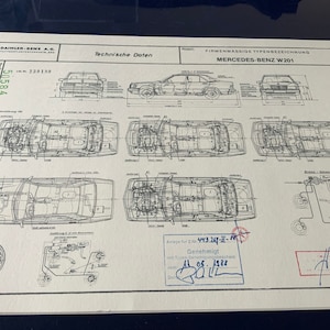 以下が含まれることがあります： メルセデス・ベンツW201の白黒の技術図面。図面は、上面、側面、前面など、さまざまな角度から車を映し出しています。図面には、車のエンジンとサスペンションの詳細も含まれています。図面には、車のモデル番号とその他の技術情報がラベル付けされています。図面は1988年に作成されました。