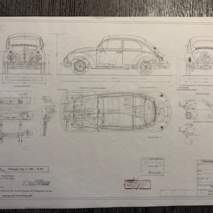 Könnte beinhalten: Eine technische Zeichnung in Schwarzweiß eines Volkswagen Käfers, die das Auto von vorne, seitlich und von oben zeigt. Die Zeichnung enthält detaillierte Maße und Beschriftungen in deutscher Sprache.