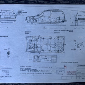 Könnte beinhalten: Eine technische Zeichnung in Schwarzweiß eines Autos, die die Abmessungen des Autos, die Federung und das Bremssystem zeigt. Die Zeichnung enthält Text in Deutsch, darunter die Wörter "Polo C (430)", "Auspuff - Schalldämpfer" und "Bremschema".