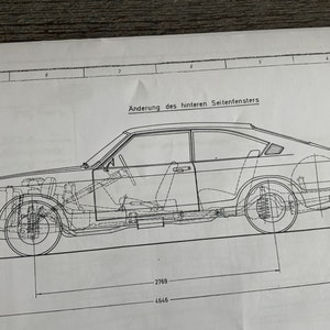 Puede incluir: Un dibujo en blanco y negro de una l&iacute;nea de un coche con el texto "Anderung des hinteren Seitenfensters" encima. El dibujo muestra el perfil lateral del coche con medidas en pulgadas. El coche tiene un cap&oacute; largo y una cubierta trasera corta.