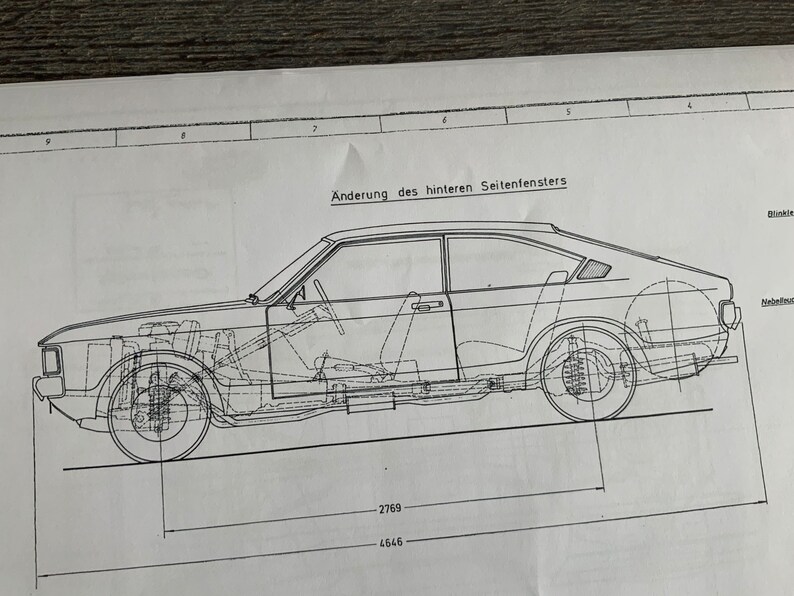 Puede incluir: Un dibujo en blanco y negro de una l&iacute;nea de un coche con el texto "Anderung des hinteren Seitenfensters" encima. El dibujo muestra el perfil lateral del coche con medidas en pulgadas. El coche tiene un cap&oacute; largo y una cubierta trasera corta.