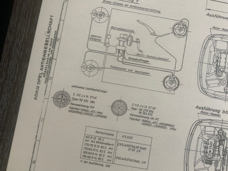 Puede incluir: Un dibujo t&eacute;cnico en blanco y negro de un sistema de frenos de un autom&oacute;vil con un diagrama de las ruedas y los neum&aacute;ticos del autom&oacute;vil. El dibujo incluye texto en alem&aacute;n, incluidas las palabras "Adam Opel Aktiengesellschaft" y "R&uuml;sselsheim am Main".