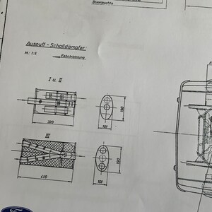 Puede incluir: Un dibujo t&eacute;cnico en blanco y negro de un sistema de escape con dimensiones indicadas en cent&iacute;metros. El dibujo muestra el sistema de escape en tres configuraciones diferentes: I y II, III y una vista completa del sistema. El dibujo incluye el texto "Auspuff-Schalld&auml;mpfer" y "Fahrtrichtung".