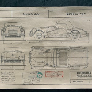 Peut inclure: Un dessin technique en noir et blanc d'une voiture de sport MG des années 1950. Le dessin montre la voiture sous trois angles différents : de face, de profil et de dessus. Le dessin comprend les dimensions de la voiture et le texte "Modell -A-  THE MG CAR COMPANY LTD ABINGDON-ON-THAMES MG SERIES".