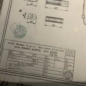 Może przedstawiać: Czarno-biały rysunek techniczny samochodu Alfa Romeo Alfettal GTV 2000 z tekstem "Alfa Romeo S.p.A. Mailand, Italien" i "ALFA ROMEO ALFETTA GTV 2000 116.36".