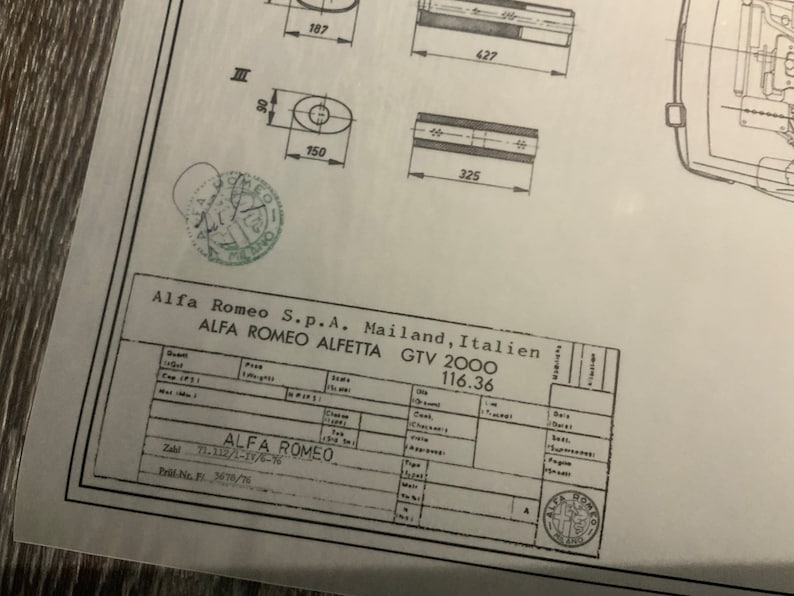 Może przedstawiać: Czarno-biały rysunek techniczny samochodu Alfa Romeo Alfettal GTV 2000 z tekstem "Alfa Romeo S.p.A. Mailand, Italien" i "ALFA ROMEO ALFETTA GTV 2000 116.36".