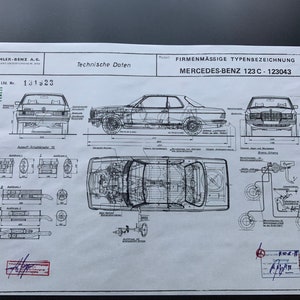 Könnte beinhalten: Eine technische Zeichnung in Schwarzweiß eines Mercedes-Benz 123C. Die Zeichnung zeigt das Auto aus verschiedenen Perspektiven, darunter die Front-, Heck- und Seitenansicht. Die Zeichnung enthält auch Details über den Motor und die Aufhängung des Autos.